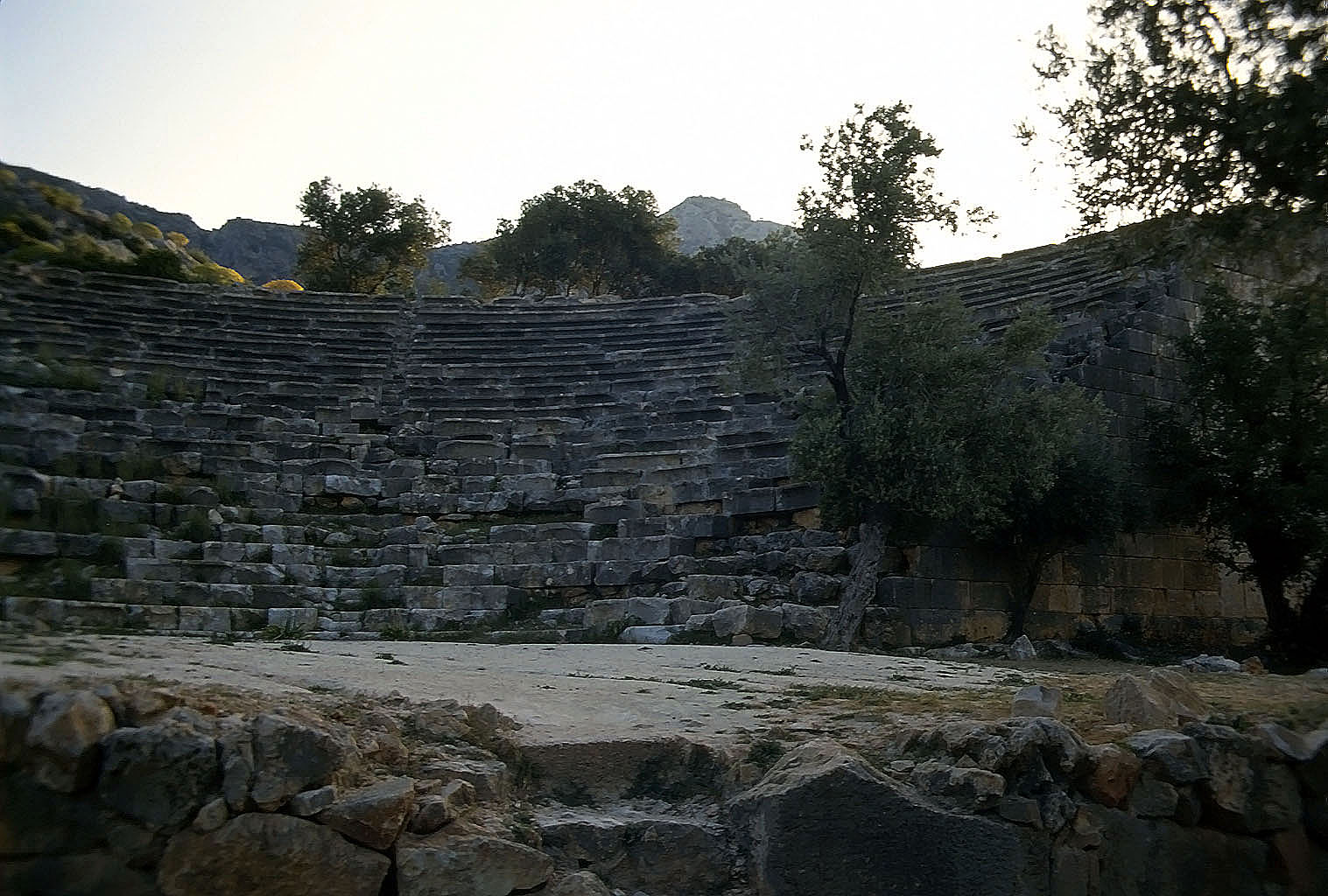 22.04.1993 | Theater | Sitzreihen über der Bühne
