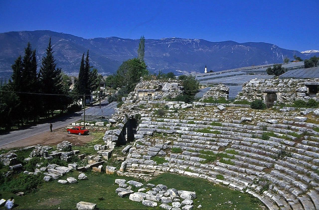 20.04.1993 | Theater   | Bühne und Sitzreihen vor Yuvalilar und Bergen