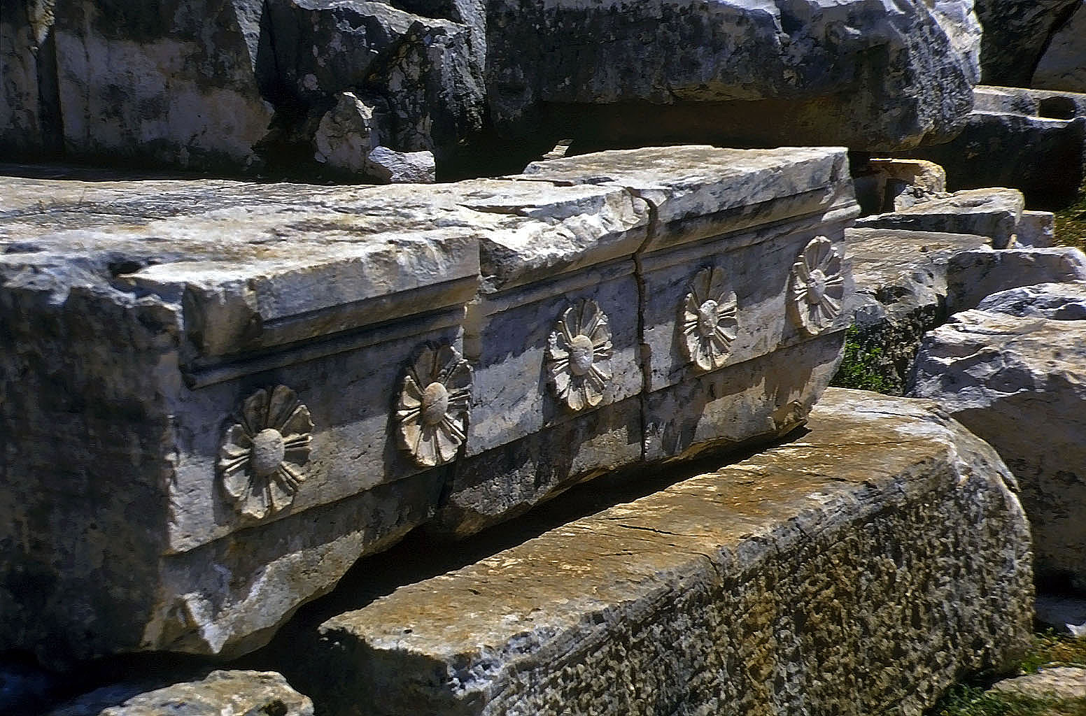 20.04.1993 | Heroon | Fries-Detail im Perikles - Heroon