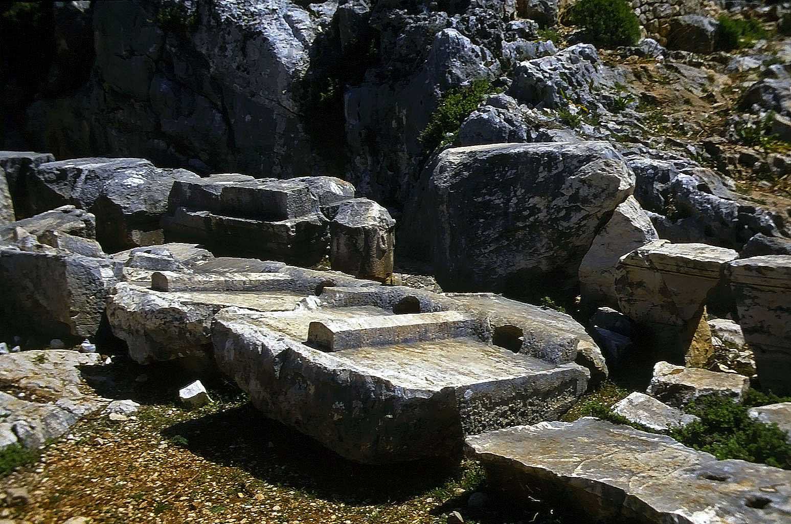 20.04.1993 | Heroon | Architekturfragmente am Boden