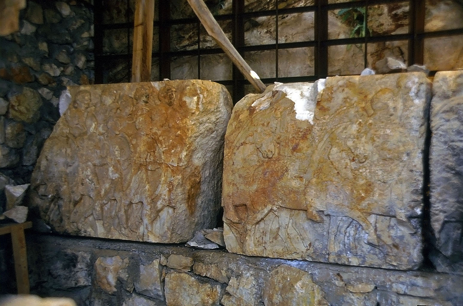 20.04.1993 | Heroon | Friesplatten mit Schlachtenszene im Schutzhaus