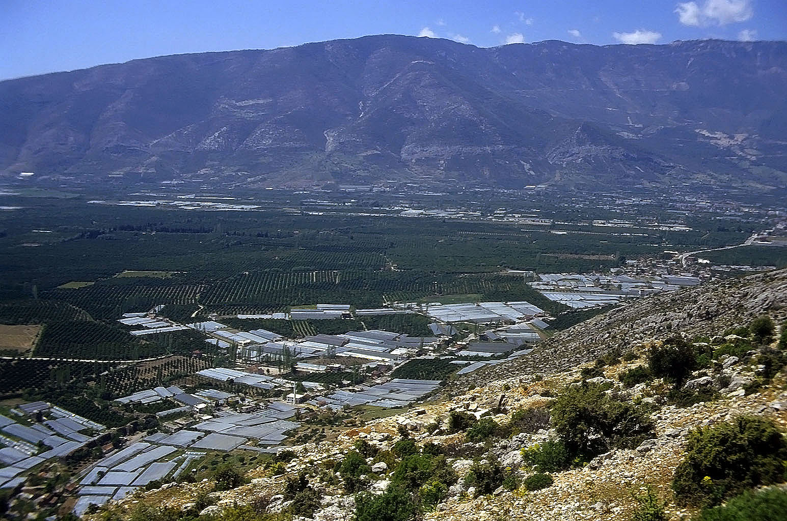 20.04.1993 | Heroon | Hangsiedlung vor Plantagen von Yuvalilar