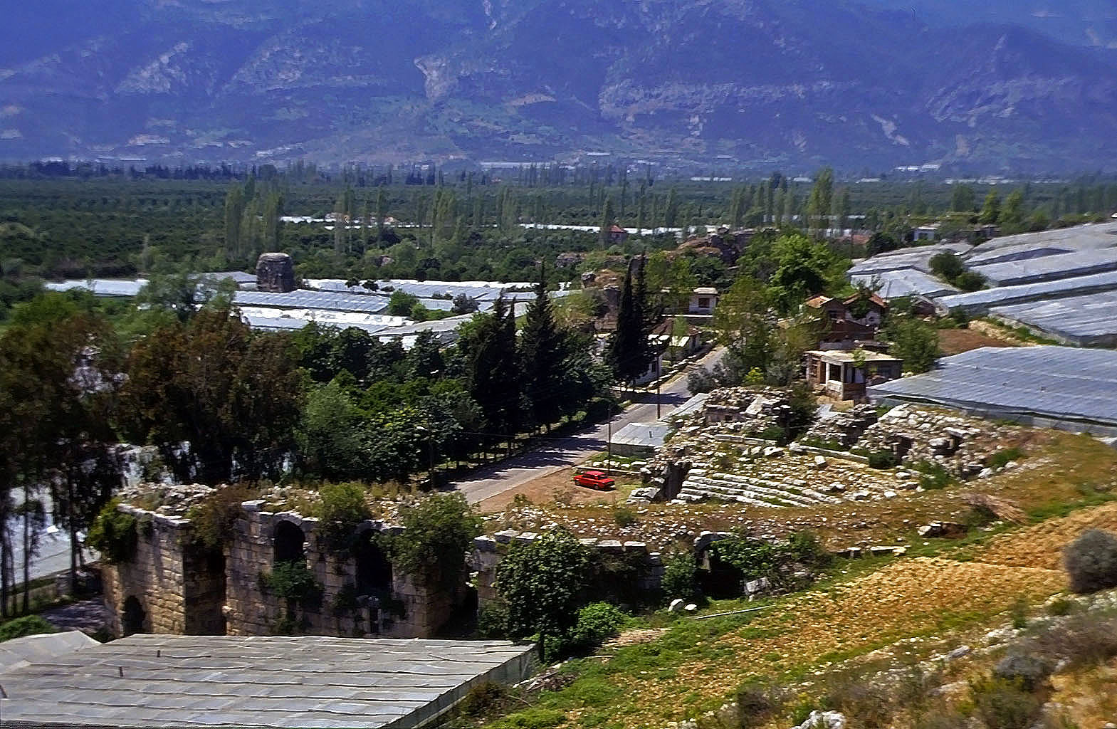 20.04.1993 | Xntaburagrab | Theater vor den Gewächshäusern