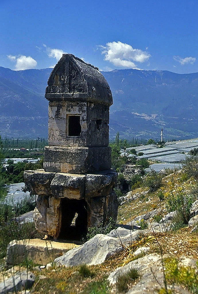 20.04.1993 | Xntaburagrab | Hyposorionsarkophag des Xntabura über Gewächshäusern