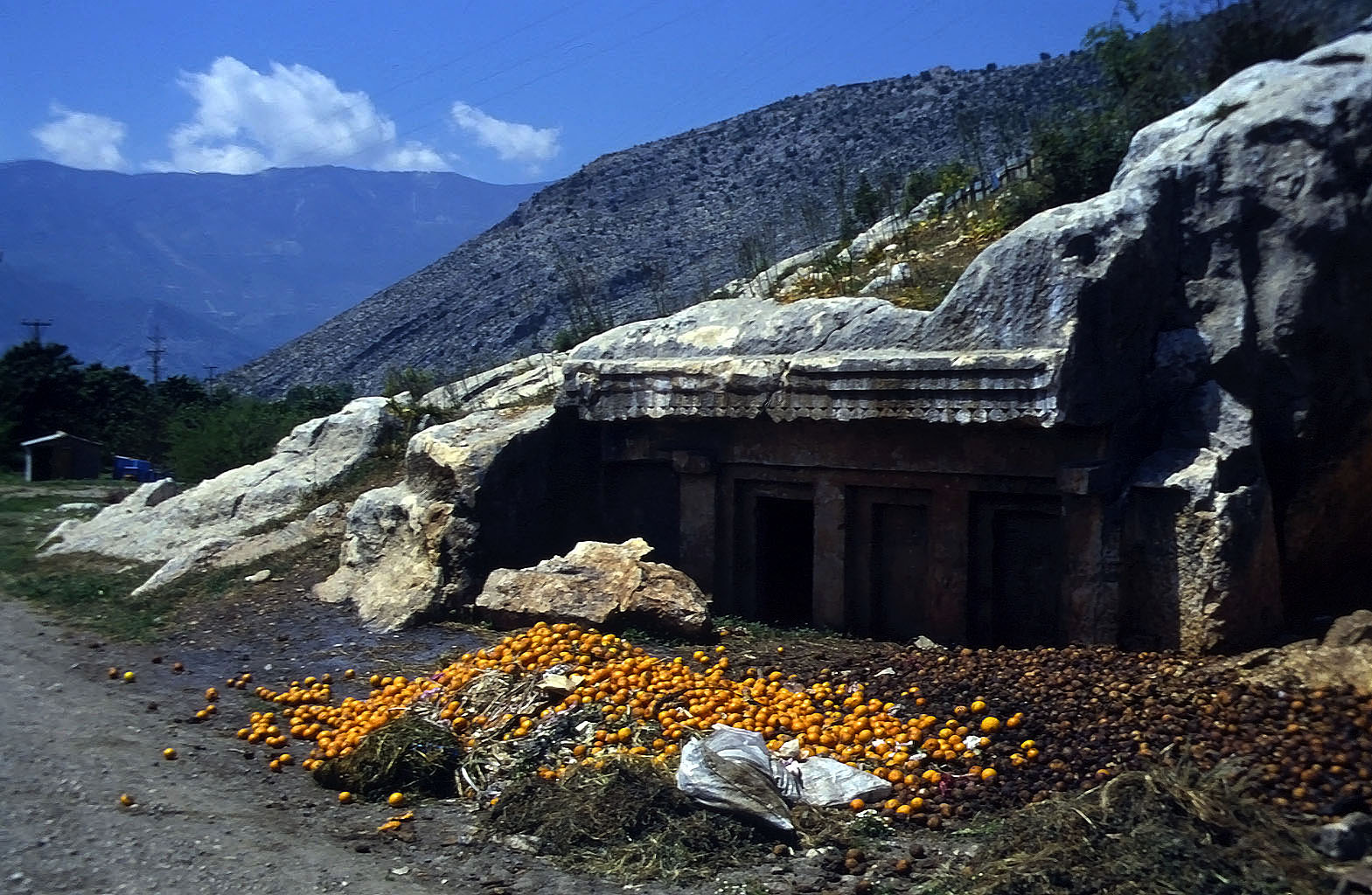 20.04.1993 | Nekropole V | Hausgräber an der Strasse als Müllhalde