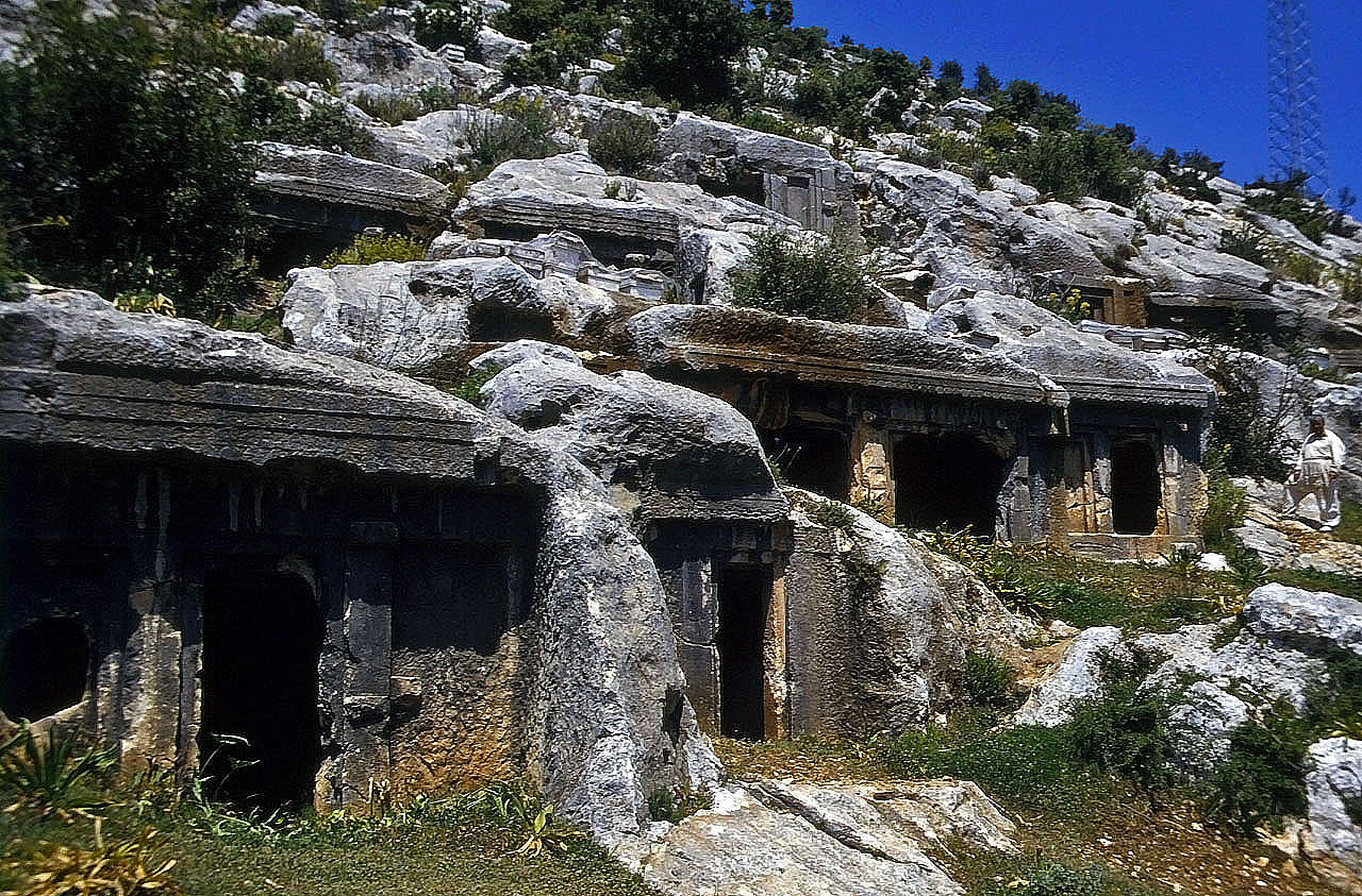 20.04.1993 | Nekropole V | Hausgräber im felsigen Hang