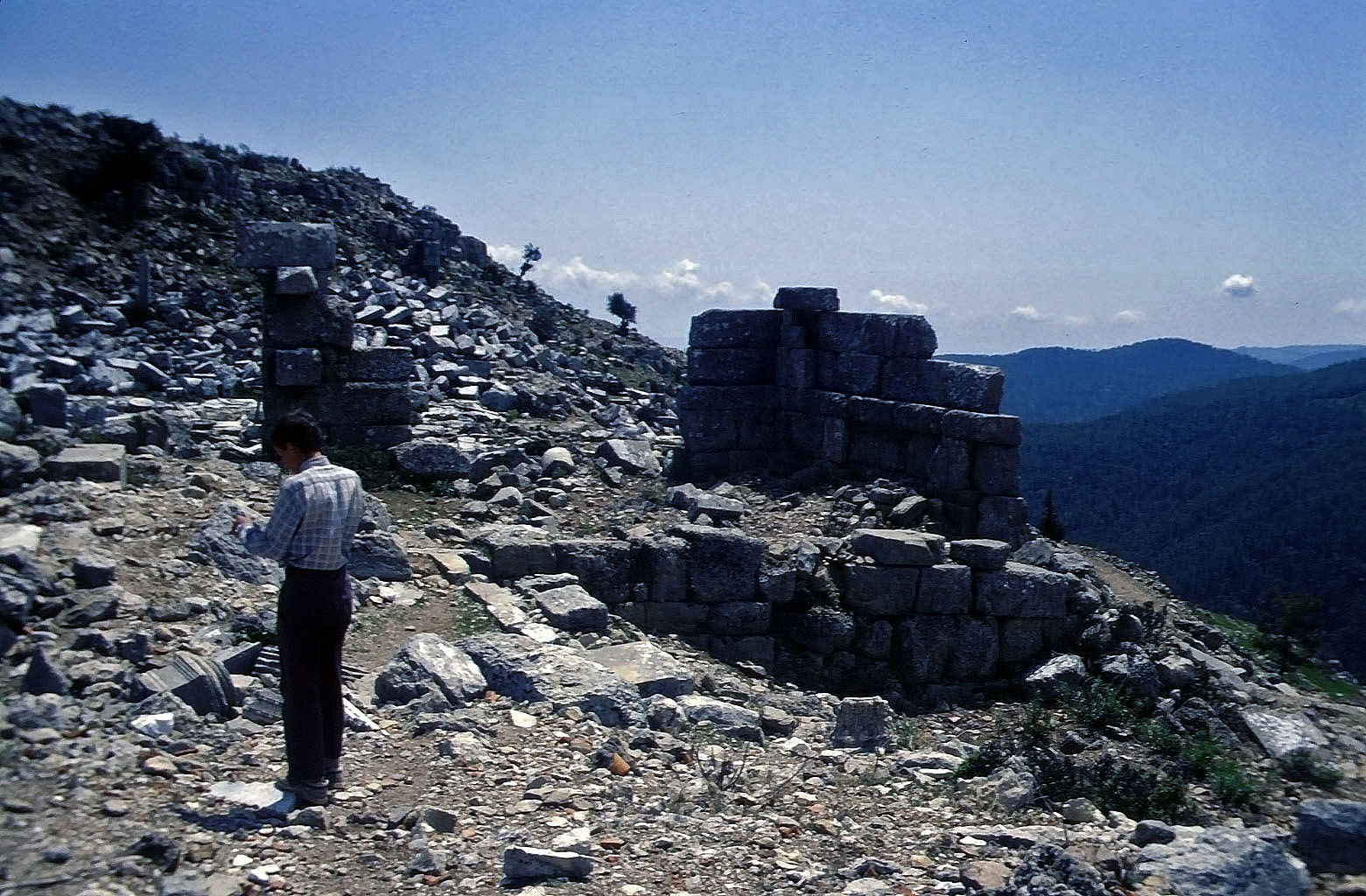 28.04.1993 | Nymphäum | Mauerwerk auf der oberen Agora über Taurus