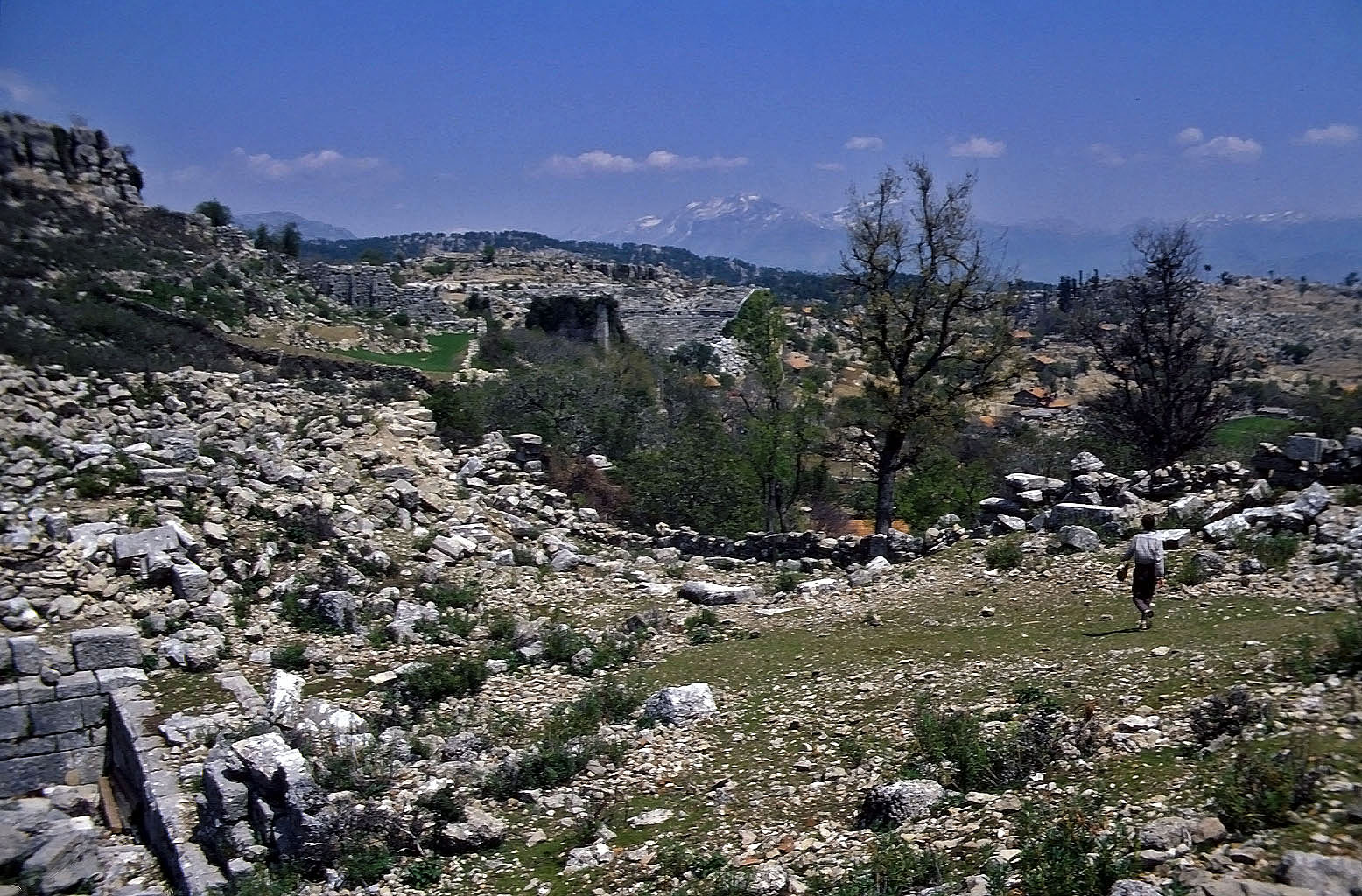 28.04.1993 | obere Agora | Stadtmauerreste und Theater vor Taurus Bergen