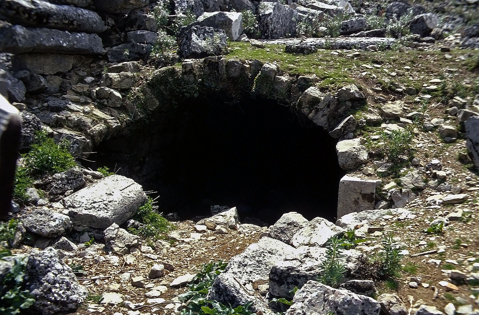 28.04.1993 | Stadtmauer | immer noch genütztes antike Mauergewölbe