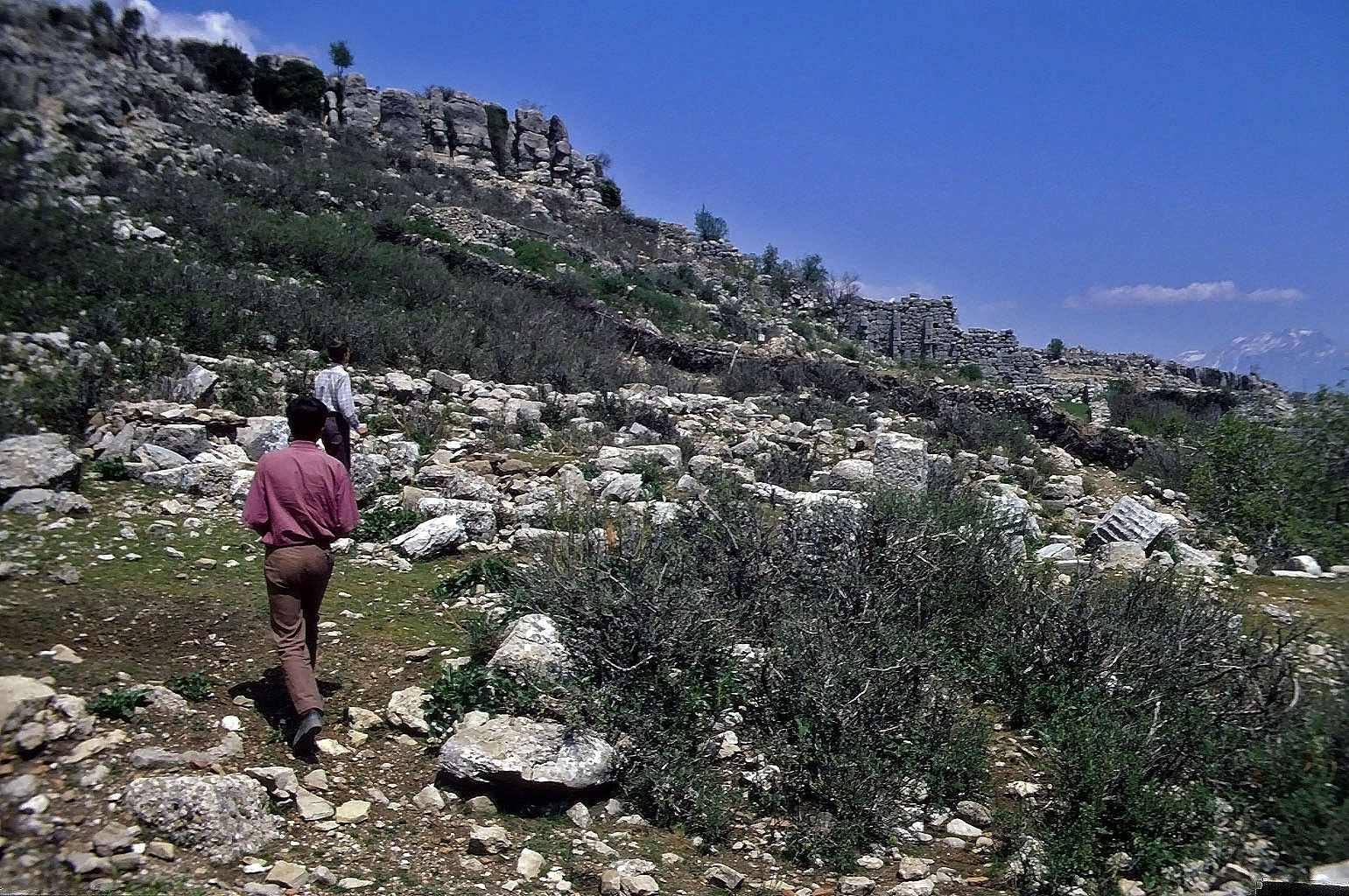 28.04.1993 | Stadtmauer | Mauerwerk, Säulentrommeln und Theater