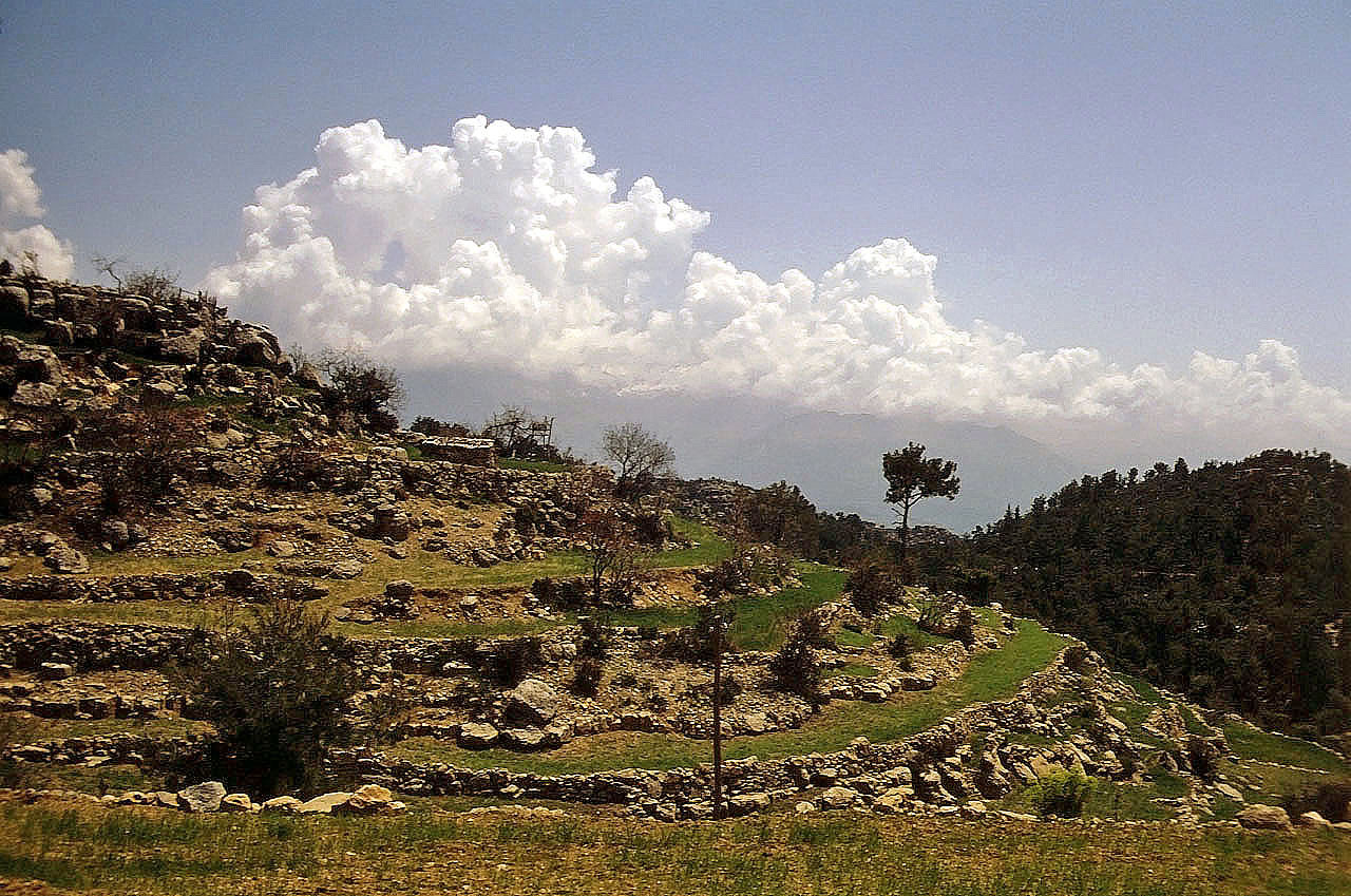 28.04.1993 | vor Selge  | kleine Terrassenfelder vor dem Taurus in Wolken