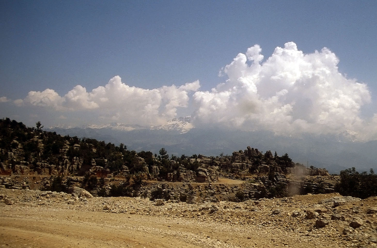 28.04.1993 | vor Selge  | Fahrstrasse und Felsformationen vor dem Taurus