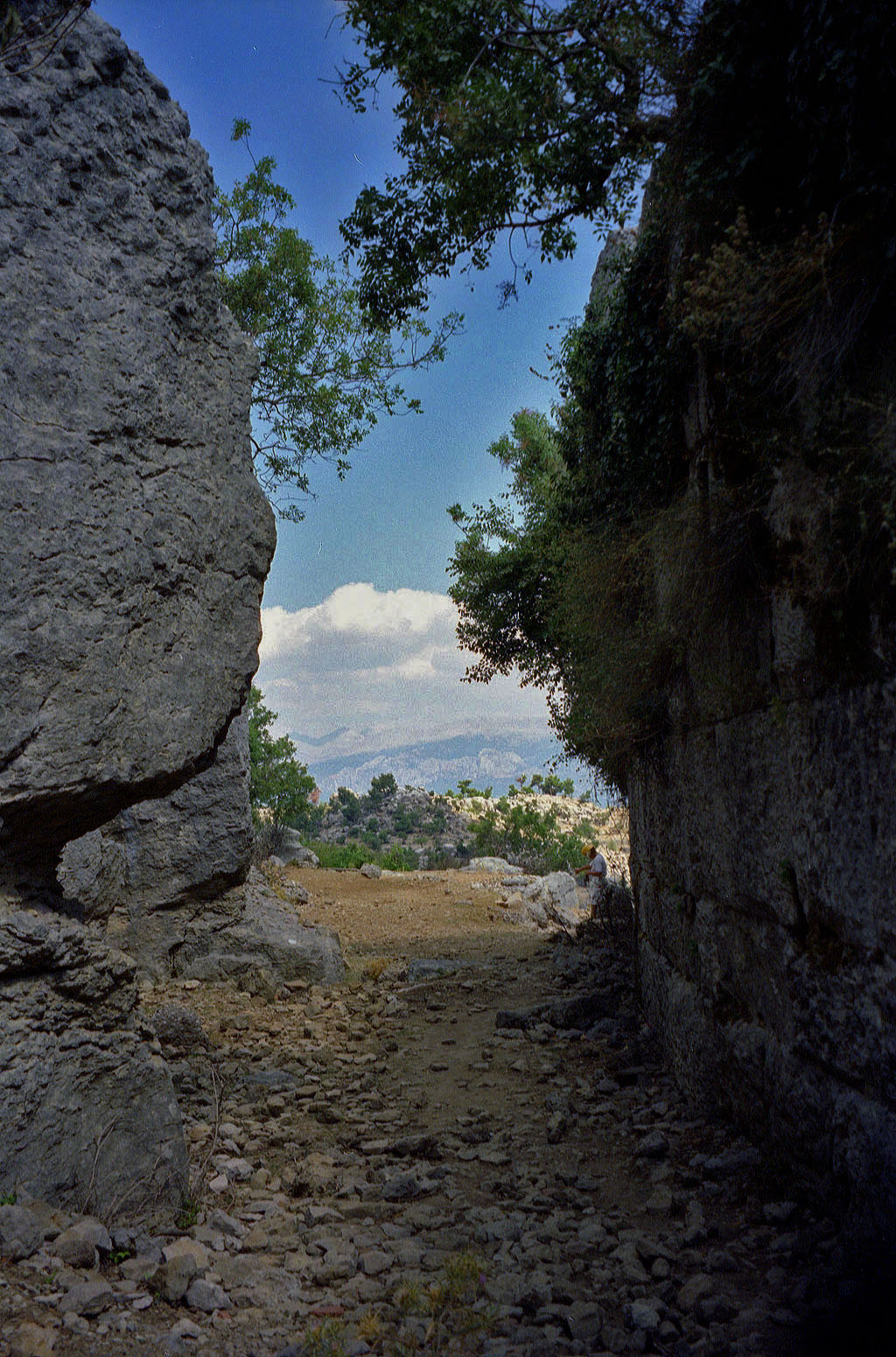 25.08.1995 | Theater   | enger Felsdurchgang